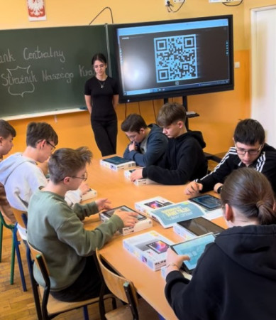 Uczennica prowadzi zajęcia projektowe dla młodszych kolegów i koleżanek — zdjęcie 3 z 5