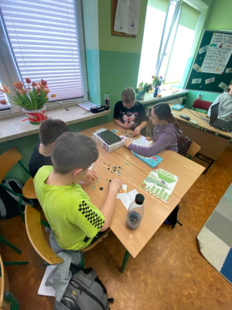 Uczniowie uczestniczą w zajęciach z wykorzystaniem gier dotyczących ekonomii — zdjęcie 4 z 5