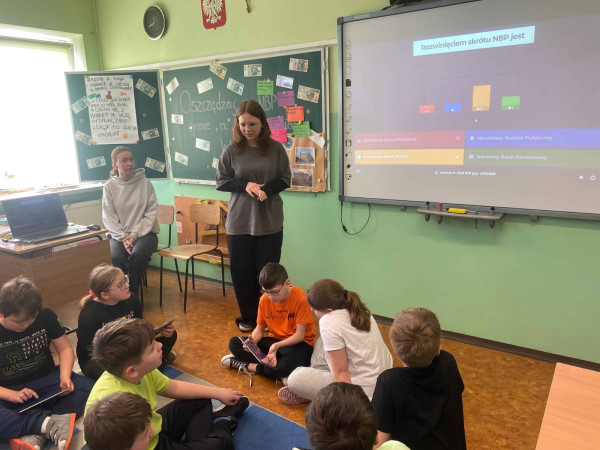 Uczennice prowadzą zajęcia edukacyjne dla młodszych uczniów w ramach projektu — zdjęcie 5 z 5