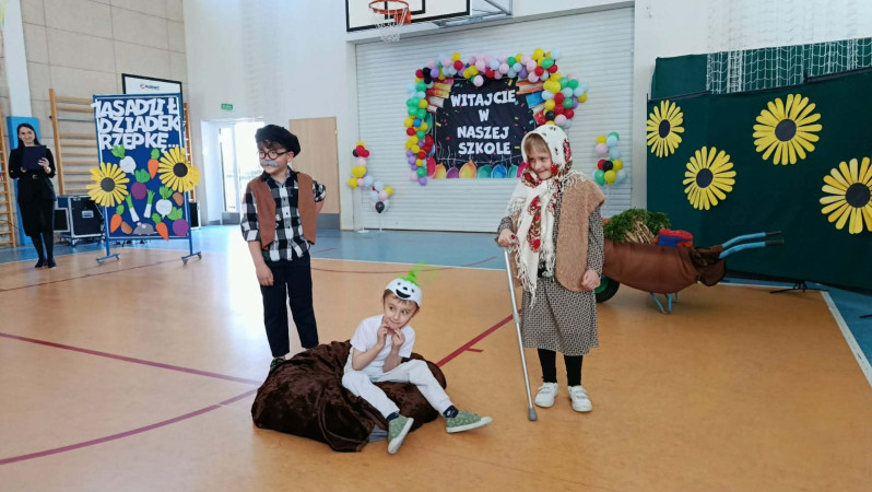Dzieci przebrane za babcię, dziadka i Rzepkę podczas występu, zdjęcie 1 z 5