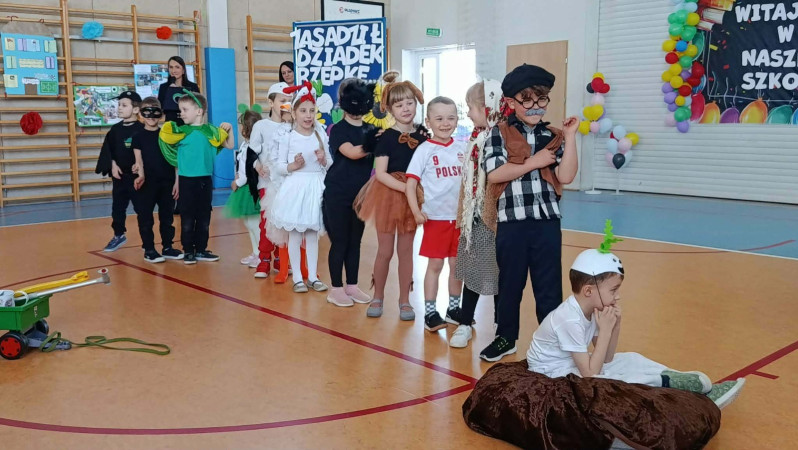 Dzieci ustawione w scenie wyciągania rzepki, zdjęcie 3 z 5