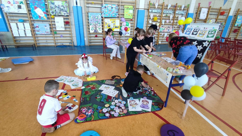 Zajęcia warsztatowe i prace plastyczne pokazane w sali gimnastycznej, zdjęcie 5 z 5
