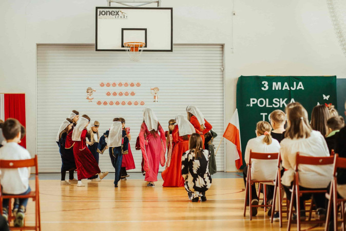 Występ dzieci w przygotowanych strojach, zdjęcie 2 z 5
