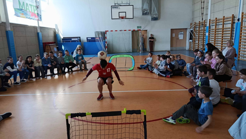 Uczniowie oglądają pokaz freestyle football w wykonaniu Michała Brzezickiego 'Brzezika', zdjęcie 1 z 5