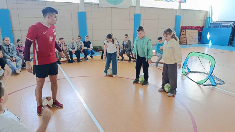 Dzieci uczą się podstawowych sztuczek freestyle football pod okiem 'Brzezika', zdjęcie 3 z 5