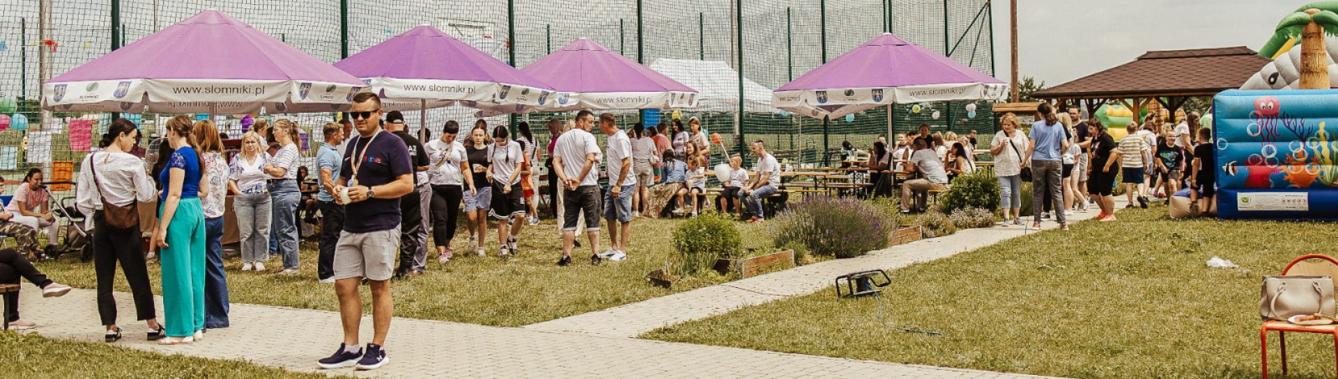 Link otwiera się w nowym oknie przeglądarki Widok na uczestników szkolnego pikniku i przygotowane atrakcje