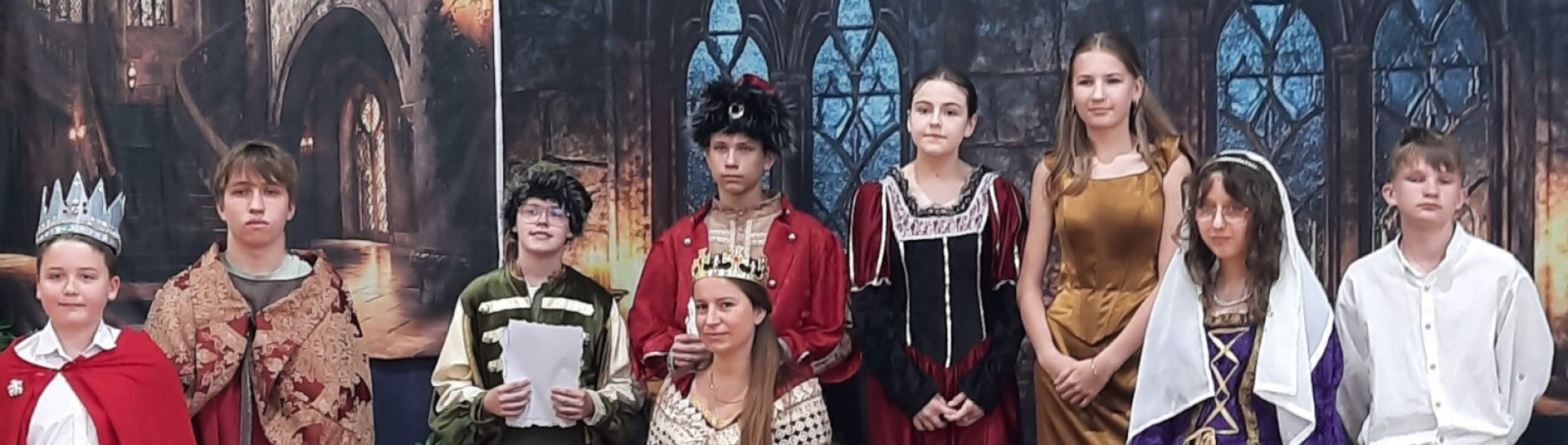 Link otwiera się w nowym oknie przeglądarki Uczestnicy prezentują stroje średniowieczne podczas konkursu