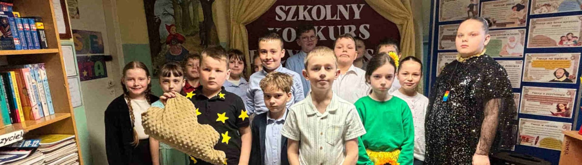Dzieci uczestniczące w Szkolnym Konkursie Recytatorskim