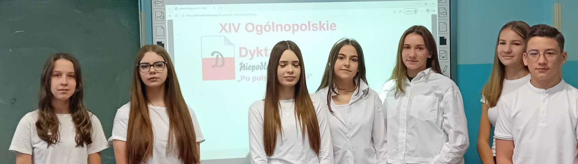 Link otwiera się w nowym oknie przeglądarki Uczestnicy wydarzenia przed rozpoczęciem dyktanda