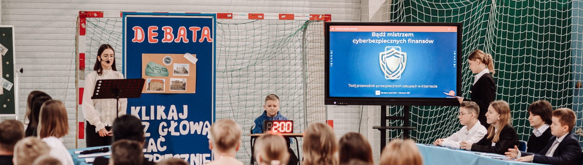 Uczniowie prowadzą debatę szkolną, rozwijając umiejętności argumentacji i dyskusji