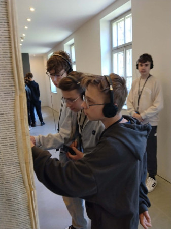 Młodzież zwiedza wnętrze muzeum Auschwitz-Birkenau podczas wycieczki edukacyjnej, zdjęcie 2 z 5