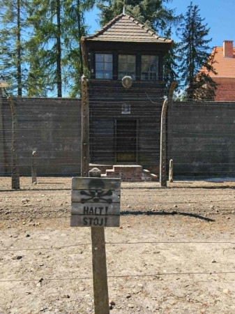 Wieżyczka strażnicza, znak „Halt” oraz ogrodzenie z drutu kolczastego na terenie Auschwitz-Birkenau, zdjęcie 4 z 5