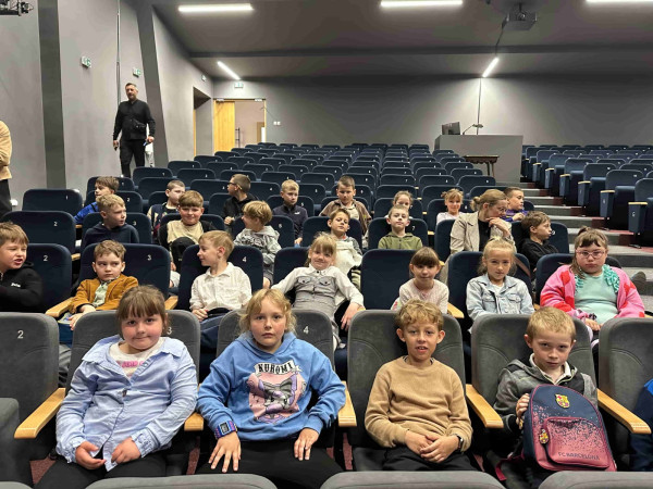 Uczniowie klas 1a i 2a na widowni teatru, zdjęcie 1 z 4
