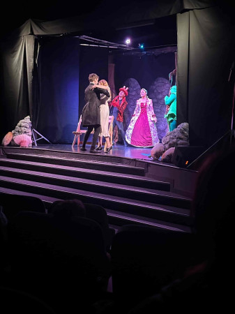 Aktorzy występują na scenie teatru, zdjęcie 4 z 4