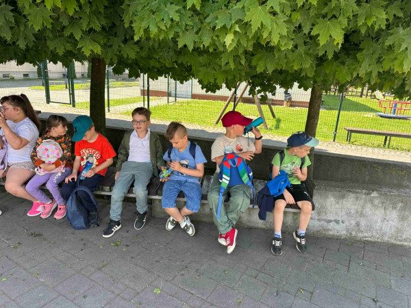 Uczniowie odpoczywają po wspólnych zabawach, zdjęcie 5 z 5
