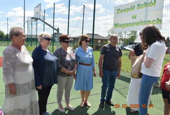 Uczniowie spotykają się z seniorami z Uniwersytetu III Wieku na boisku sportowym podczas obchodów Dnia Dziecka, zdjęcie 1 z 5