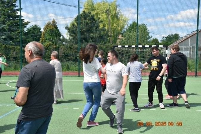 Uczniowie uczestniczą we wspólnej zabawie z seniorami podczas integracyjnego spotkania, zdjęcie 3 z 5