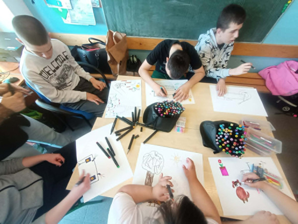 Uczniowie wykonują ilustracje podczas warsztatów plastycznych, zdjęcie 3 z 5