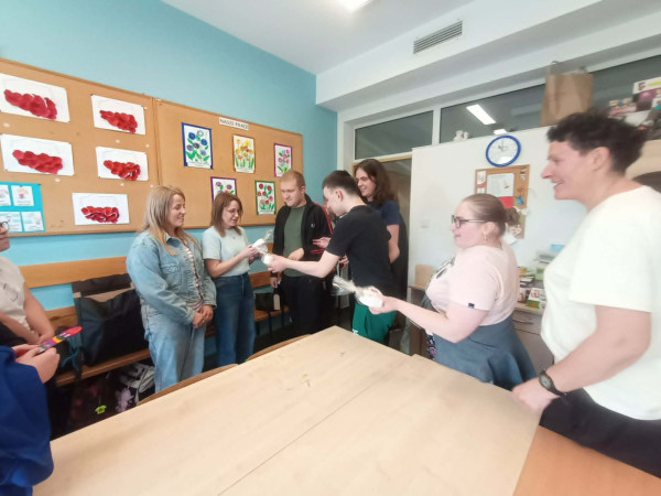 Uczniowie wręczają upominki bibliotekarkom na zakończenie spotkania, zdjęcie 4 z 5