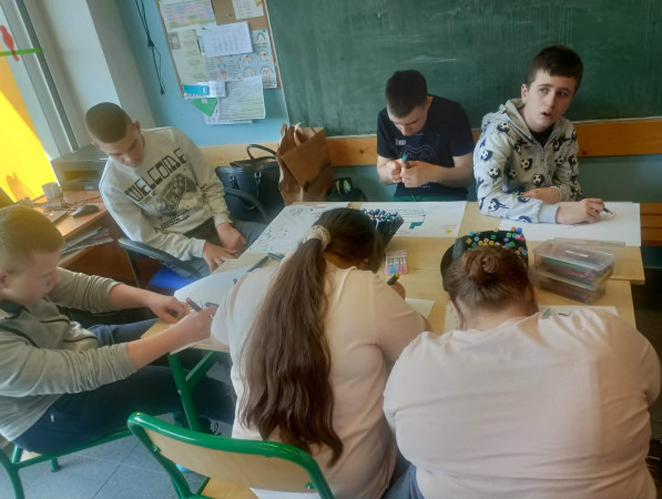 Uczniowie aktywnie uczestniczą w warsztatach z teatrem ilustracji, zdjęcie 5 z 5