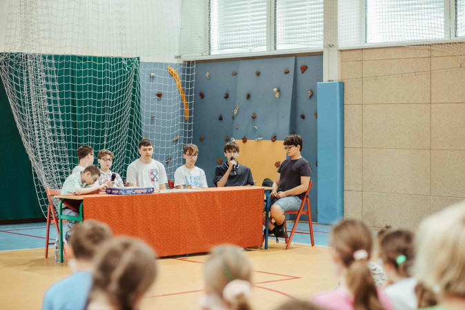 Uczniowie klasy 6a odgrywają scenkę ukazującą zagrożenia związane z sięganiem po używki, zdjęcie 3 z 5