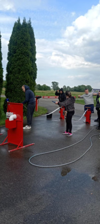 Harcerze podłączają węże strażackie, zdjęcie 1 z 5
