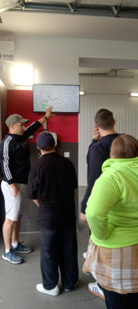 Harcerze słuchają strażaka z OSP, zdjęcie 2 z 5