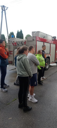 Harcerze i uczniowie pozują przed wozem strażackim, zdjęcie 3 z 5