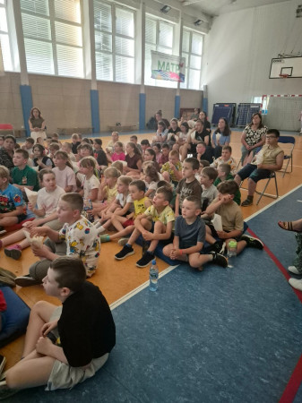 Uczniowie oglądają bajkę podczas wspólnego seansu, zdjęcie 4 z 5