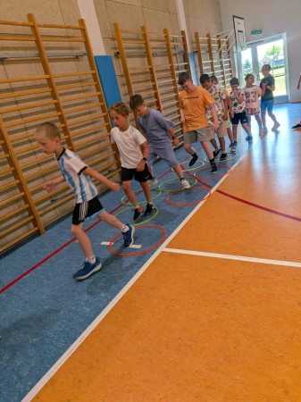 Uczniowie biorą udział w treningu sportowym na sali gimnastycznej, zdjęcie 5 z 5