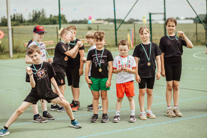 Uczniowie stoją z medalami po zakończonym meczu piłki nożnej, zdjęcie 2 z 12