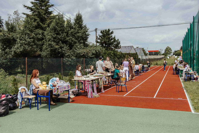Widok na stoiska z warsztatami naukowymi i edukacyjnymi podczas pikniku, zdjęcie 11 z 12