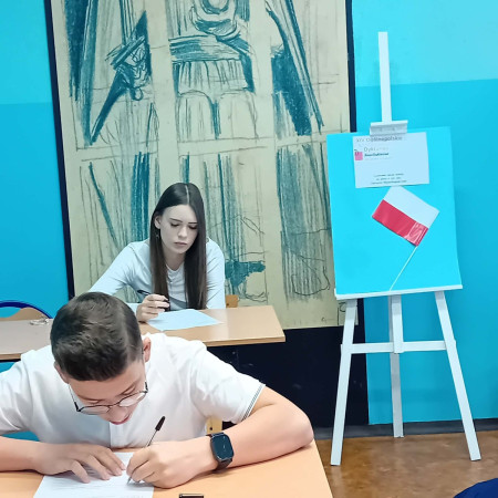 Uczestnicy podczas pisania dyktanda, zdjęcie 1 z 5