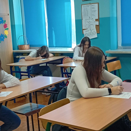 Młodzież skupiona nad tekstem dyktanda, zdjęcie 3 z 5