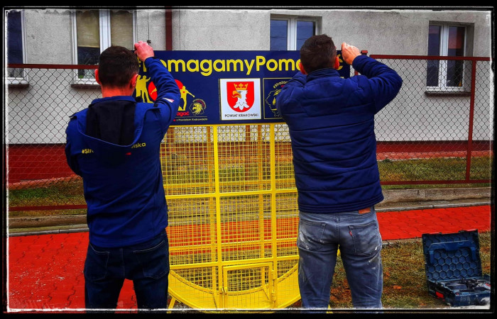 Montaż pojemnika na plastikowe zakrętki