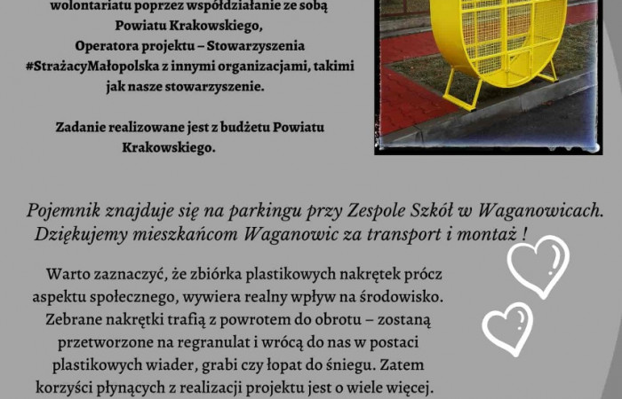 Informacja o zamontowanym pojemniku na plastikowe zakrętki otrzymanym z projektu #PomagamyPomagać z inicjatywy Jolanty Ziarko w ramach współpracy stowarzyszenia z Powiatem Krakowskim, operatorem projektu - Stowarzyszenia #StrażacyMałopolska. Zadanie zrealizowane z budżetu Powiatu Krakowskiego.